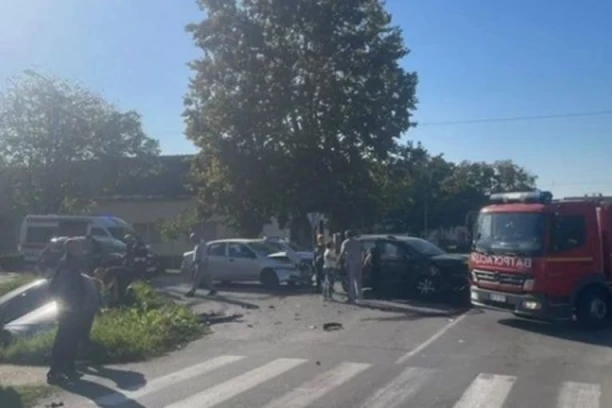 JEZIV PRIZOR U BAČKOJ PALANCI: Vatrogasci seku vozilo da bi izvukli povređene u udesu (FOTO)