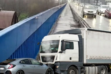 UŽAS NA AUTO-PUTU, NAJMANJE ČETVORO POGINULIH U SUDARU: Kamion naleteo na automobil, a onda je usledia tragedija