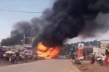 EKSPLOZIJA PORED AUTO-PUTA: Eksplodirala cisterna sa gorivom, žrtve izgorele do neprepoznatljivosti (VIDEO)