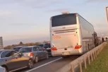 TOTALNI SAOBRAĆAJNI KOLAPS NA OVE DVE LOKACIJE U BEOGRADU! Ljudi gube strpljenje, izlaze iz automobila, sve stoji! (VIDEO)