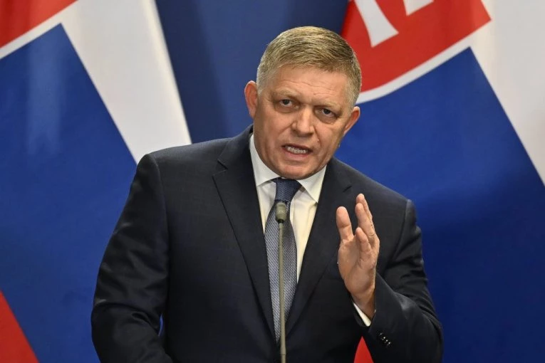 ROBERT FICO OPET NA METI ATENTATORA!? Muškarac sa napunjenim pištoljem uhvaćen u njegovoj blizini!