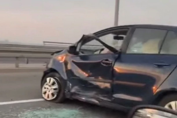 SUDAR KOD PUPINOVOG MOSTA! Stvaraju se gužve, DELOVI AUTOMOBILA SVUDA PO PUTU! (VIDEO)