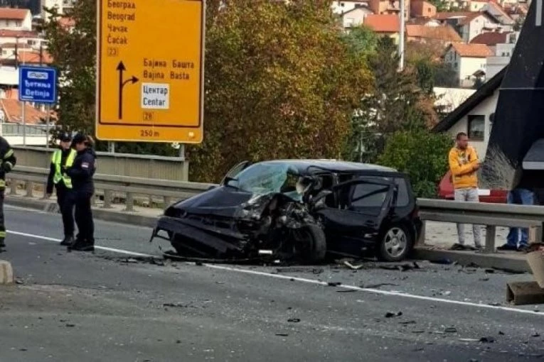 TEŠKA SAOBRAĆAJNA NEZGODA KOD UŽICA! Vozilom podleteo pod kiper, ima povređenih (FOTO)