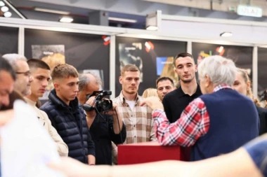 CRNO-BELI NA SAJMU KNJIGA: Fudbaleri Partizana obišli štandove nekoliko izdavača - dočekao ih je i Ljubivoje Ršumović! (FOTO GALERIJA)