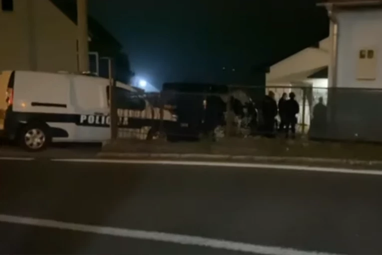 ANTITERORISTIČKA AKCIJA U BOSANSKOJ KRUPI, DUGE CEVI NA ULICI! Nakon što je maloletnik ubio policajca, ceo grad na nogama! (VIDEO)