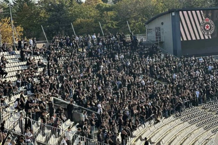 ZA NAJAVU BOLJIH VREMENA U HUMSKOJ: Pune se tribine JNA, stigao i Saša Ilić (VIDEO)