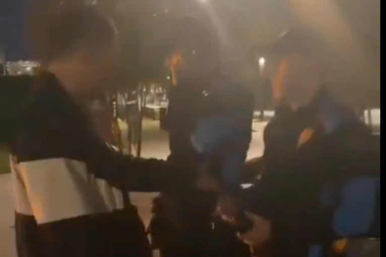 "UHAPSITE VANDALA" Baka Prase URLAO na POLICIJU, bahatim ponašanjem daje ovakav primer deci! (VIDEO)