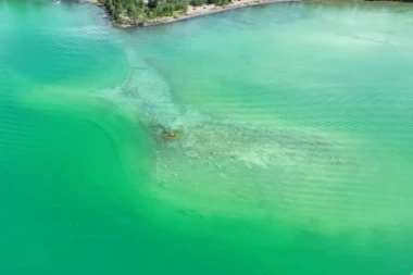 OPREZ! POJAVILO SE ZELENO JEZERO OPASNO PO ŽIVOT: Voda je neupotrebljiva, a ispušta TOKSINE KOBNE ZA LJUDE (FOTO/VIDEO)