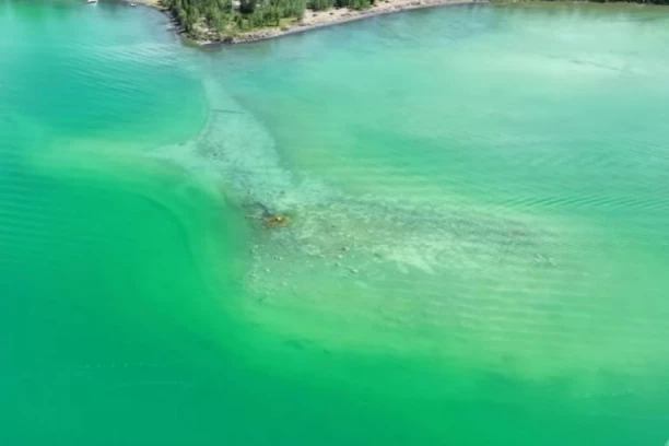 OPREZ! POJAVILO SE ZELENO JEZERO OPASNO PO ŽIVOT: Voda je neupotrebljiva, a ispušta TOKSINE KOBNE ZA LJUDE (FOTO/VIDEO)