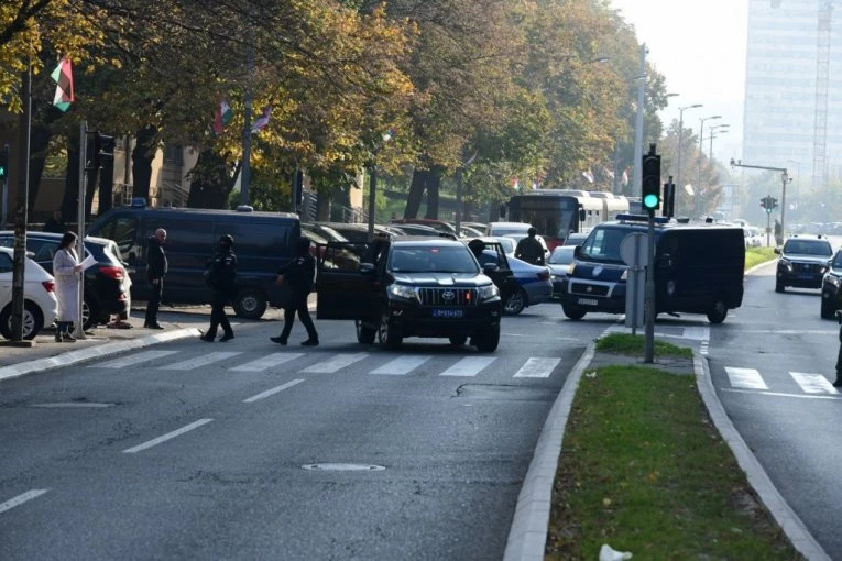 MARICA POD JAKOM POLICIJSKOM PRATNJOM PROJURILA USTANIČKOM! Uroš Blažić dovezen u Specijalni sud!