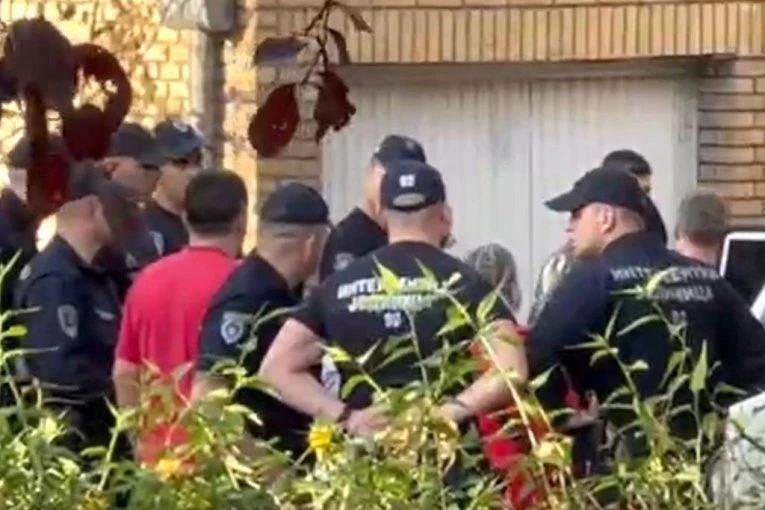 DRAMA NA BEŽANIJSKOJ KOSI! Pozlilo muškarcu (62) koji je upucao suprugu, sina i ćerku! Lekari mu pružaju prvu pomoć (VIDEO)