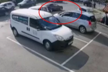 POGLEDAJTE JEZIV SNIMAK NESREĆE U SMEDEREVSKOJ PALANCI! Automobil naleće na pešaka! (VIDEO)