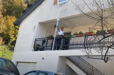 OTAC DEČAKA TERORISTE IZ BOSANSKE KRUPE NAPAO NOVINARA: Zapretio mu, pa ga oterao sa svog poseda (VIDEO)