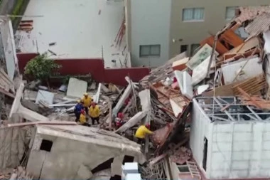 TELA PETORO LJUDI POD RUŠEVINAMA JOŠ UVEK NISU PRONAĐENA: Kamere snimile trenutak pogibije Marije Stefanić kada je hotel Dubrovnik sravnjen sa zemljom (VIDEO)