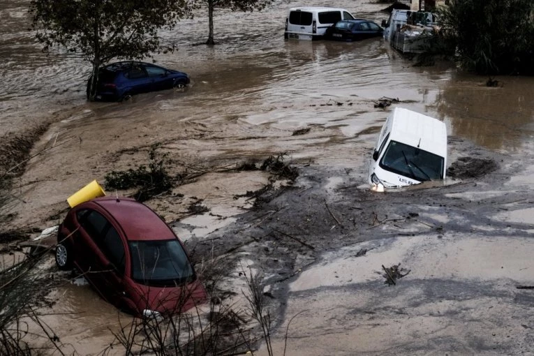 VODA PROGUTALA LEPOTICU OD GRADA! Više od 60 mrtvih! Spasioci ne mogu da nađu sve nestale (VIDEO)