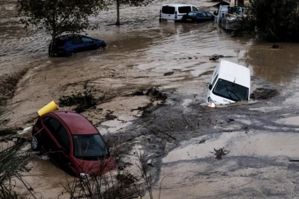 VODA PROGUTALA LEPOTICU OD GRADA! Više od 60 mrtvih! Spasioci ne mogu da nađu sve nestale (VIDEO)