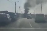 GORI AUTOMOBIL NASRED ULICE, VATRA KULJA IZ VOZILA! Drama u Smederevu! (VIDEO)