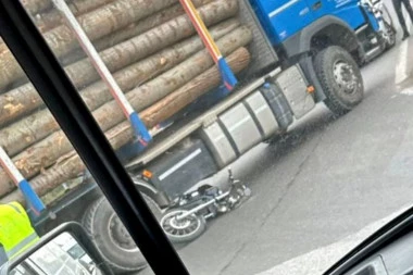 MOTOR PODLETEO POD KAMION KOD VELIKE PLANE! Motociklista u teškom stanju hitno prevezen u bolnicu (FOTO)