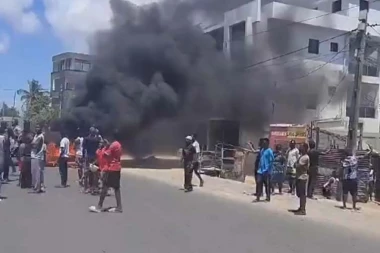 BRUTALNI OBRAČUN POLICIJE I GRAĐANA: Pucali sa namerom da ubiju, NASTRADALO 10 LJUDI na ulicama Mozambika (FOTO/VIDEO)