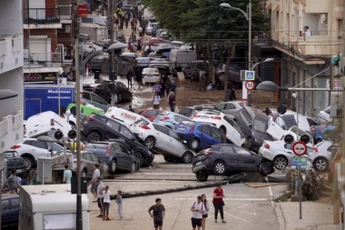 SLEDI ONO NAJTEŽE: Policija i spasioci ulaze u POPLAVLJENI podzemni parking! Svi se plaše najgoreg