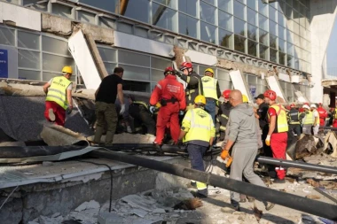 "SVE SE SRUČILO ZA SEKUND"! Objavljen potresan snimak sa stanice u Novom Sadu neposredno posle pada nadstrešnice!  JURNJAVA LJUDI, PANIKA, RUŠEVINE... (VIDEO),