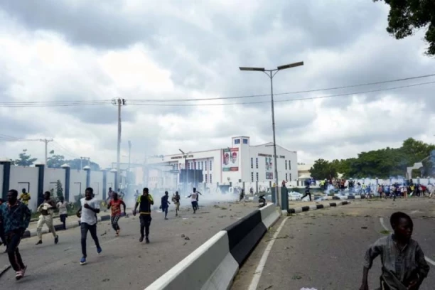 BUNILI SE PROTIV EKONOMSKIH REFORMI, PA OPTUŽENI ZA IZDAJU: Najmanje 13 mrtvih na protestima u Nigeriji (FOTO/VIDEO)