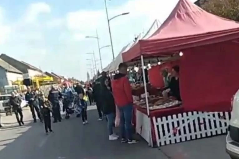 SRAMOTA! Zbog tragedije na železničkoj stanici Novi Sad otkazana Kupusijada, ali NAROD SE OKUPLJA, PEKU PRASIĆE I JEDU PLJESAKVICE (VIDEO)