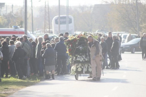 POZLILO DEDI STRADALIH DEVOJČICA! Scene u Kovilju kidaju najtvrđa srca: DOKTORI HITNO UŠLI U KAPELU!