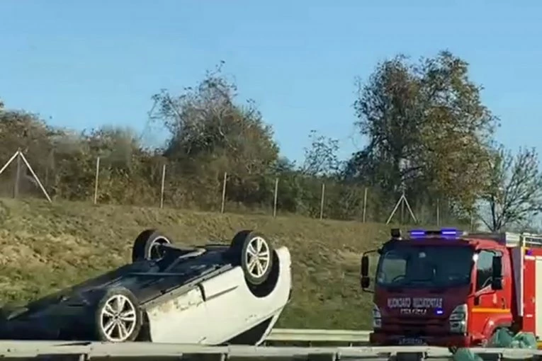 STRAVIČAN SUDAR KOD BEŠKE! Automobil se prevrnuo od siline udara, stvorile se ogromne kolone! (VIDEO)