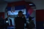 BRUKA I SRAMOTA! Protestanti divljaju, skidaju i GAZE SRPSKU ZASTAVU u Novom Sadu! (VIDEO)