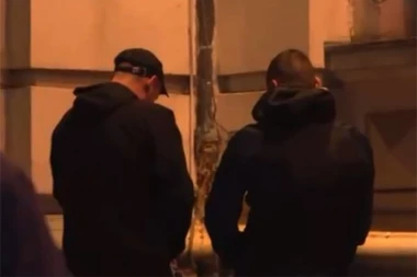 SRAMNIJE NE MOŽE! Pristalice opozicije uriniraju na Gradsku kuću u Novom Sadu! (VIDEO)