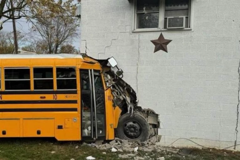 AUTOBUS PUN ĐAKA SE ZAKUCAO U KUĆU: Dva učenika i vozač povređeni, PORODICA U STANU ŠOKIRANA (FOTO/VIDEO)