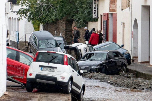 STANOVNICI IMALI BUĐENJE KAO IZ NOĆNE MORE! Poplava urnisala Đironu, voda nosi sve pred sobom! NOVE SLIKE STRAVE I UŽASA IZ ŠPANIJE! (VIDEO/FOTO)