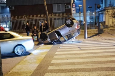 STRAVIČNA SCENA NA DORĆOLU: Automobil završio na krovu, srča na sve strane! (FOTO)