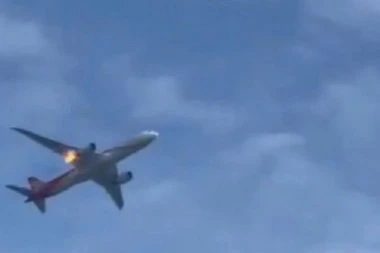 DRAMA NA EVROPSKOM NEBU: Avionu se zapalio motor! Putnici pretrnuli od straha, svi su mislili da je KRAJ (VIDEO)