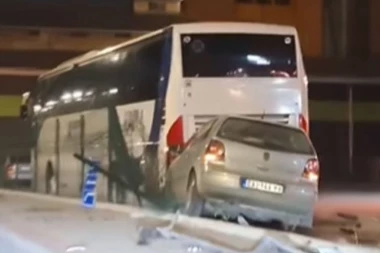 SILOVIT UDES U ČAČKU: Automobil udario u ogradu, a potom u parkiran autobus! (VIDEO)