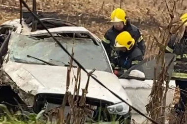 REPUBLIKA SAZNAJE: DVOJE TEŽE, jedna osoba lakše povređena! VATROGASCI STIGLI na vreme da iseku auto