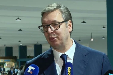 ZA VUČIĆA NEMA IZNENAĐENJA: U tri minuta odgovarao na novinarska pitanja na perfektnom engleskom i ruskom!