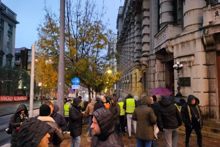 OPOZICIJA SE NE SMIRUJE! Novi neredi u Novom Sadu - pokušavaju da UPADNU u POLICIJSKU STANICU!