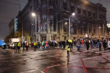 PROTEST U BEOGRADU: Dve stotine ljudi blokira saobraćaj u Nemanjinoj (FOTO/GALERIJA)