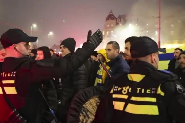 POLICAJCI I RODITELJI SPREČILI HAOS U GRADU! Zbog nereda ukinute autobuske linije, svi se plaše najgoreg (FOTO+VIDEO)