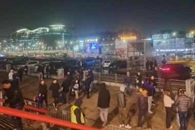 PRAVI SE GUŽVA ISPRED ARENE: "Grobari" uneli OVO na tribine! (FOTO) (VIDEO)