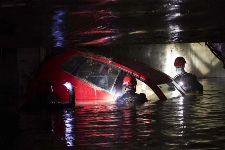 ZATVORENE ŠKOLE, EVAKUISANO 3.000 LJUDI: Poplave odnele najmanje 215 života, a sada preti JOŠ VEĆA KATASTROFA (VIDEO)