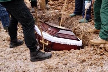 SVEŠTENIK NIJE HTEO DA DOĐE NA SAHRANU BAKE: Unuk kaže da ga je gađao kovetrom jer u njoj NIJE BILO DOVOLJNO NOVCA