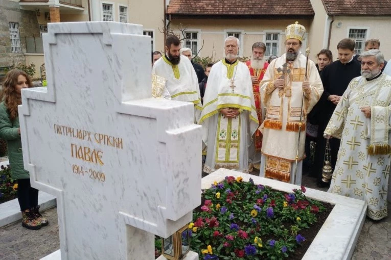 DECENIJA I PO OD ODLASKA DUHOVNOG SVETIONIKA SRPSKOG NARODA: Vernici iz svih krajeva u molitvenom pomenu okupili se oko groba patrijarha Pavla (VIDEO)