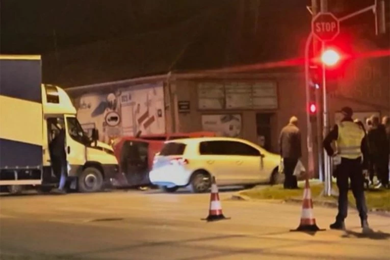 ŽESTOK SUDAR AUTOMOBILA I KOMBIJA U SUBOTICI: Od siline udarca vozilo se prevrnulo! (FOTO)