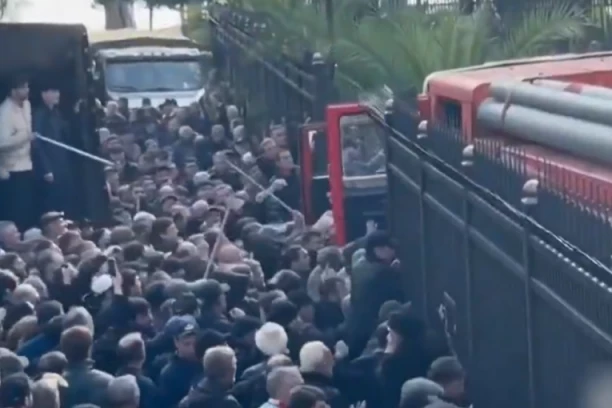 HAOS NA ULICAMA PRESTONICE: Demonstranti nasilno upalli u parlament i isporučili zahteve predsedniku (VIDEO)