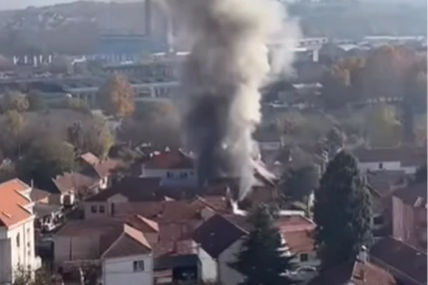 DIM SE NADVIO NAD KRAGUJEVCEM: Gori stambeni objekat, scene buktinje paralisale građane! (VIDEO)