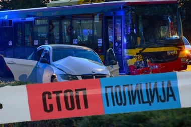 SUDAR GRADSKOG AUTOBUSA I AUTOMOBILA! Teška saobraćajna nezgoda na nadvožnjaku!