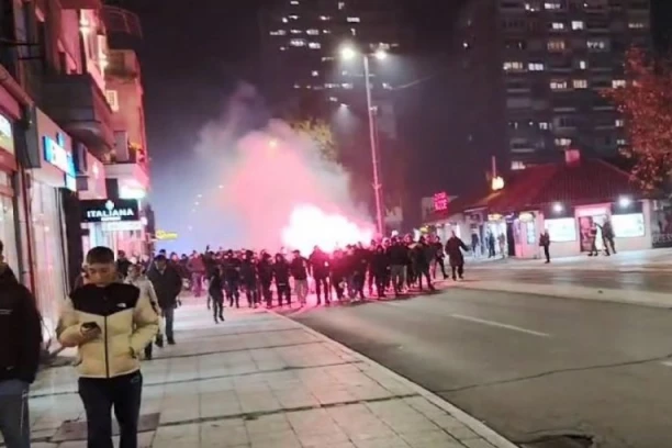 KORTEO KRENUO KA STADIONU! Navijači Srbije se zagrejali, pa rešili da zauzmu tribine.